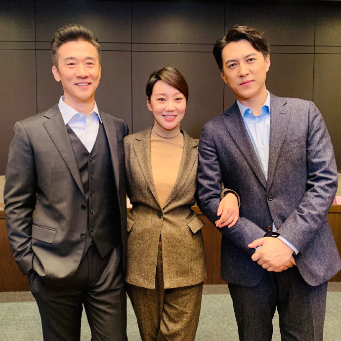 闫妮新戏杀青晒与众人合影,47岁颜值冻龄,靳东老干部坐姿抢镜