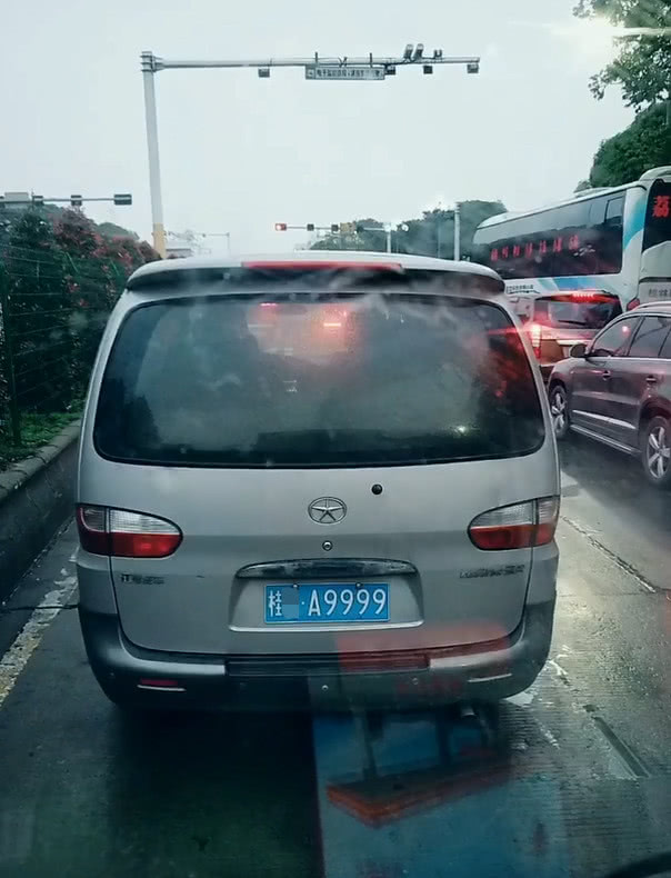 偶遇车牌4连号江淮瑞风,网友:你是逗我玩呢,还有这么靓的号?