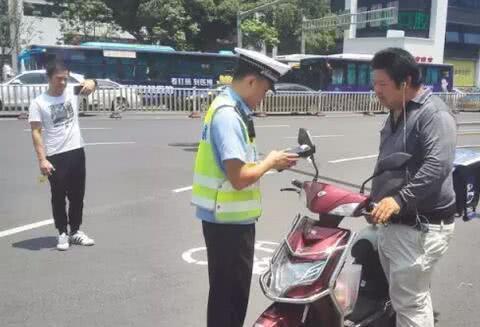 交警提示: 2019年电瓶车上路需要考驾照, 否则一次罚2000