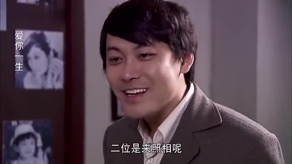 穷小子和未婚妻拍婚纱照,老板却说照片没洗好,穷小子