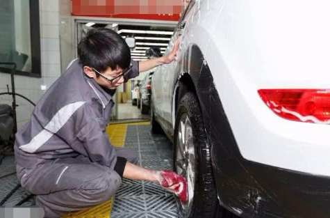 汽修工酒后吐真言：汽车上最无用的4大保养，别被坑