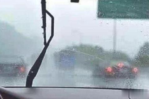 “玻璃水”还在乱用？错误使用如此危害，为了安全驾驶屏，别犯傻