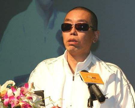 东山再起的标志性人物，他曾负债2亿，如今开奔驰，还有私人飞机