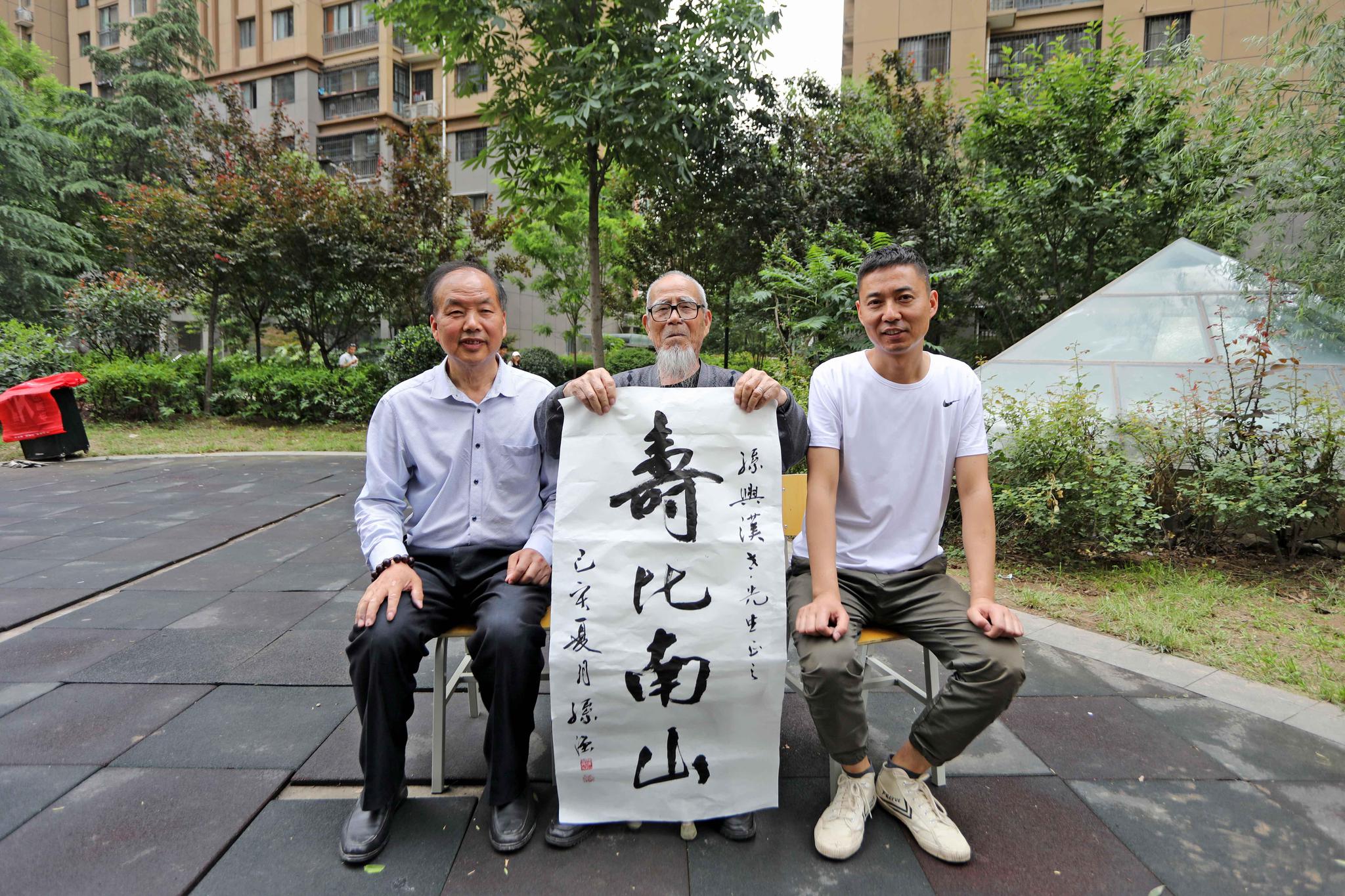 书法家王庆和孙强现场为90多岁老人题写并赠送书法作品