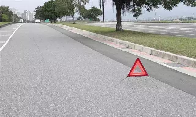 高速路上突遇大暴雨怎么办?老司机教你几招,关键时刻能保命!