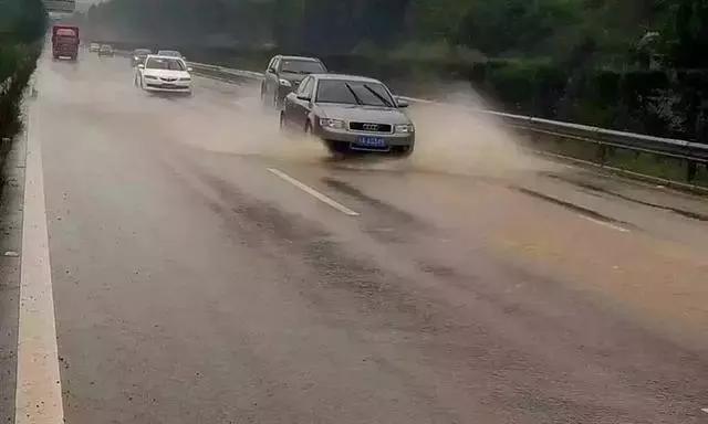 高速路上突遇大暴雨怎么办?老司机教你几招,关键时刻能保命!