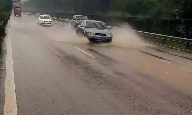 高速路上突遇大暴雨怎么办？老司机教你几招，关键时刻能保命！