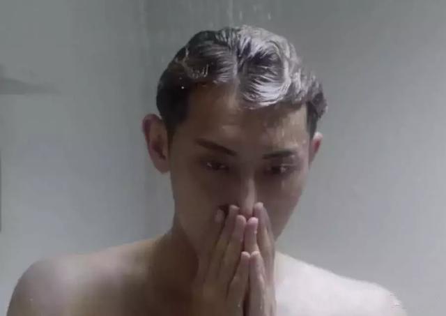 25岁的黄子韬最酷发型,洗完澡后整个人都不好了,形象倒退10年前