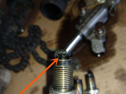 车子有这3种异常，更换火花塞刻不容缓，别拖到发动机大修