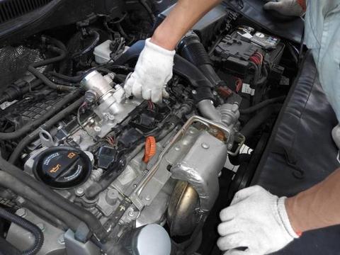 遇到这3种信号应换火花塞，有车主不听劝，发动机差点报废