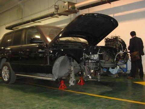 玻璃水加不好就是毁车，来看看乱用玻璃水后果！现在知道不晚