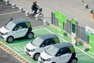 开共享车追尾劳斯莱斯，看到共享车上的保险额度，车主：赔惨了