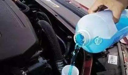 关于玻璃水冬天使用的事项，可别盲目倒入，否则真的特毁车