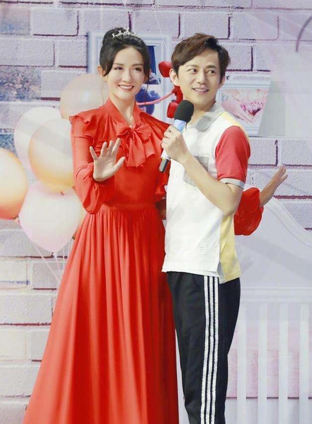 当166cm的谢娜遇上172cm的何炅，网友：身高准确吗？