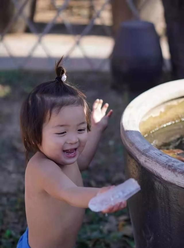 到了冬天就像个"小火炉",身上总是热乎乎的,秋天光膀子,冬天穿半截袖