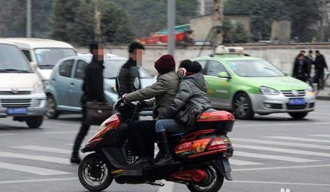 电动车不需要再换电瓶了？2元钱能让你电瓶多用3年，方法特简单