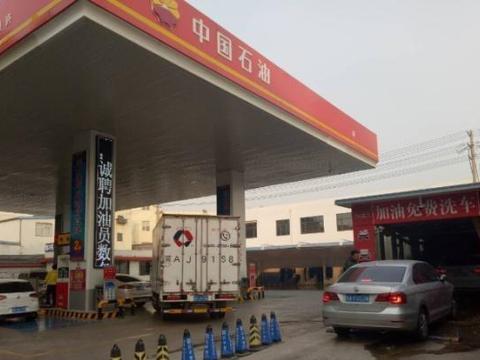 私营加油站不但汽油便宜还送洗车发现实情后，才知以前是冤大头