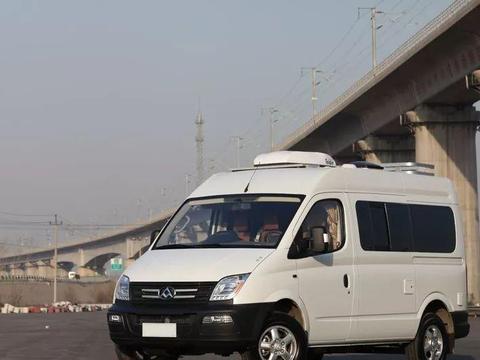 适合一家三口的房车，两个会客区，三张床铺，售价不高