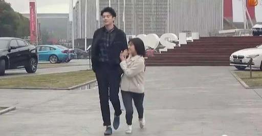 沈月又被人吐槽长得像路人 身高不足一米四还是大粗腿?