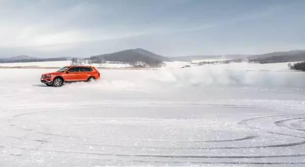 会看的看门道!冰雪试驾活动挺酷,两驱车如何去凑热闹?