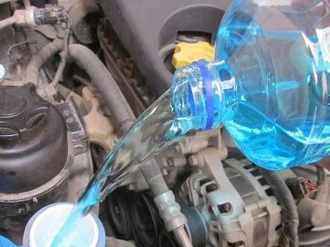 汽车玻璃水用完了能用自来水替代吗这样干等着换车吧！