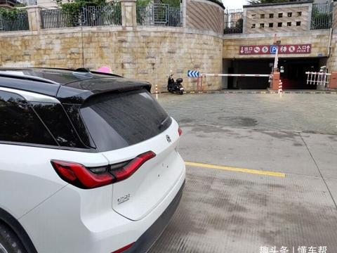 路上偶遇蔚来实车，车主：科技感不错，只可惜续航不给力！