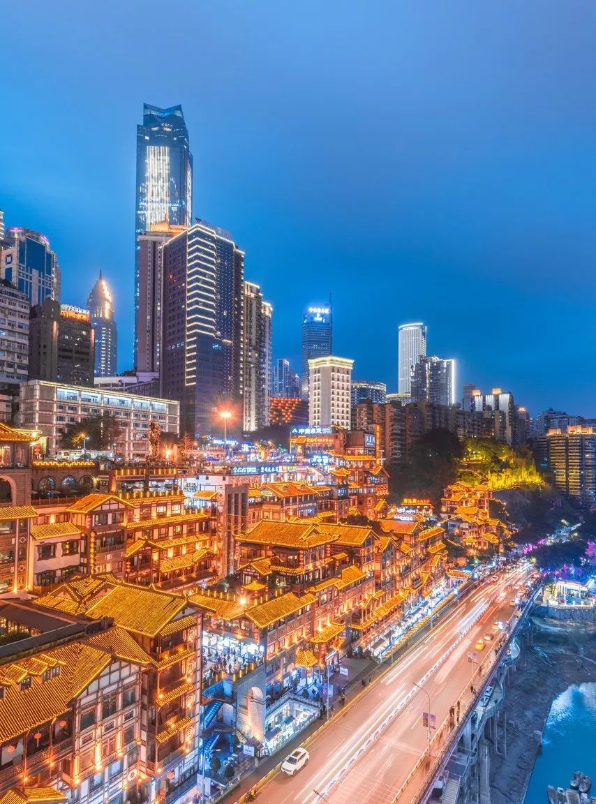重庆作为"网红城市"打卡的人流屡破新高而这一次它却安静的让人有些