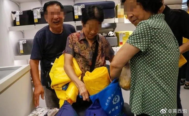 前段时间，郑州宜家，商场内的黄色购物袋是供顾客临时借用的