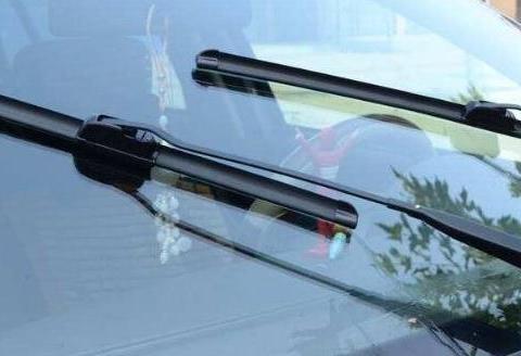 雨刮器在使用的过程中总是刮不干净？教你一个小妙招！