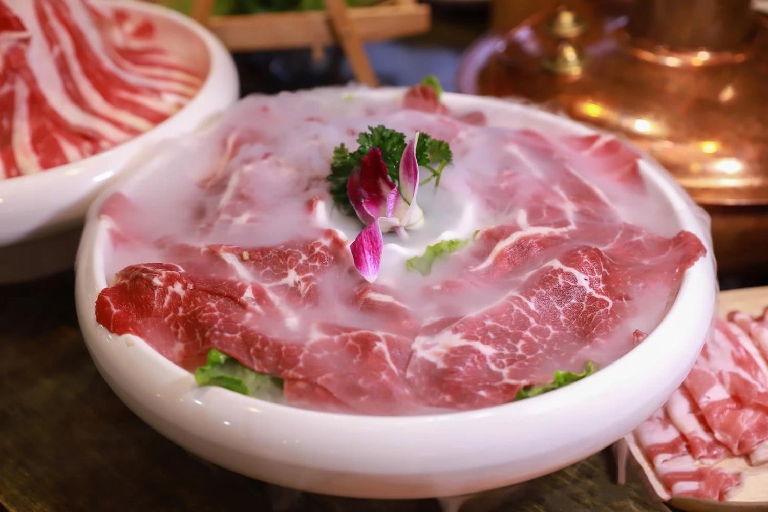 铜锅涮羊肉? NO! 铜锅涮牛肉才是王道! 还能边涮边看电影!