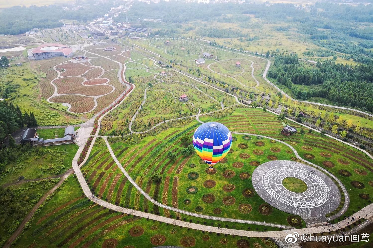 乘坐热气球俯瞰腾冲火山地质公园全貌