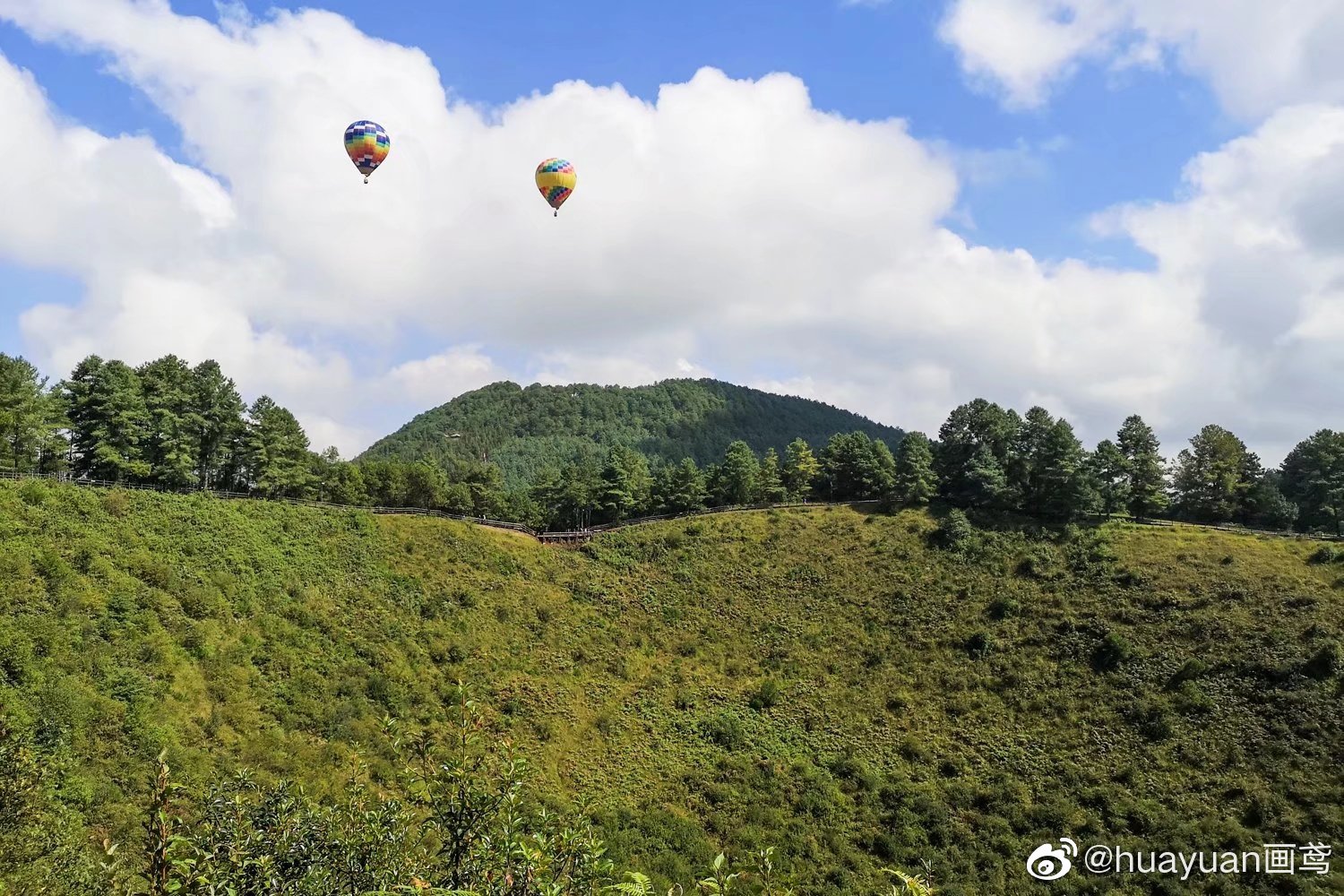 乘坐热气球俯瞰腾冲火山地质公园全貌
