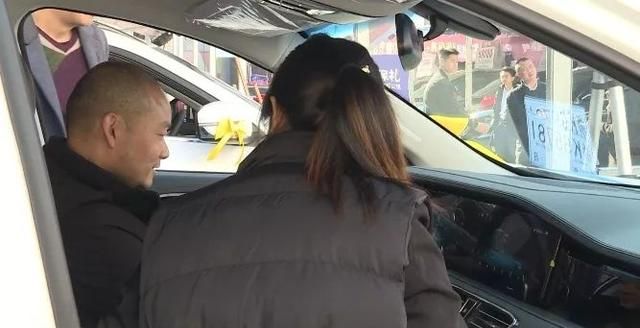 天气这么好,周末去万地看车展啦