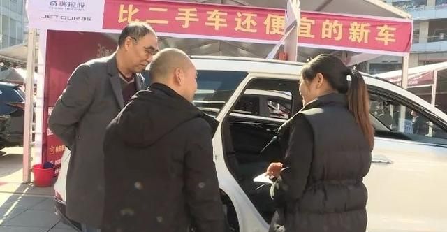 天气这么好,周末去万地看车展啦
