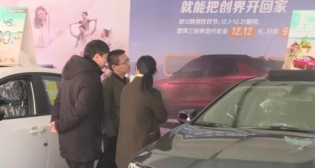 天气这么好,周末去万地看车展啦