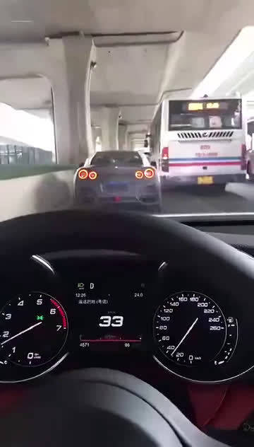 开跑车就是牛，给公交车吓坏了