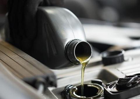 汽车机油5千公里就更换一次维修老师傅这样发动机早晚要报废