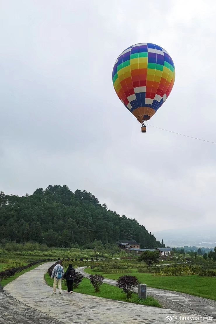 乘坐热气球俯瞰腾冲火山地质公园全貌