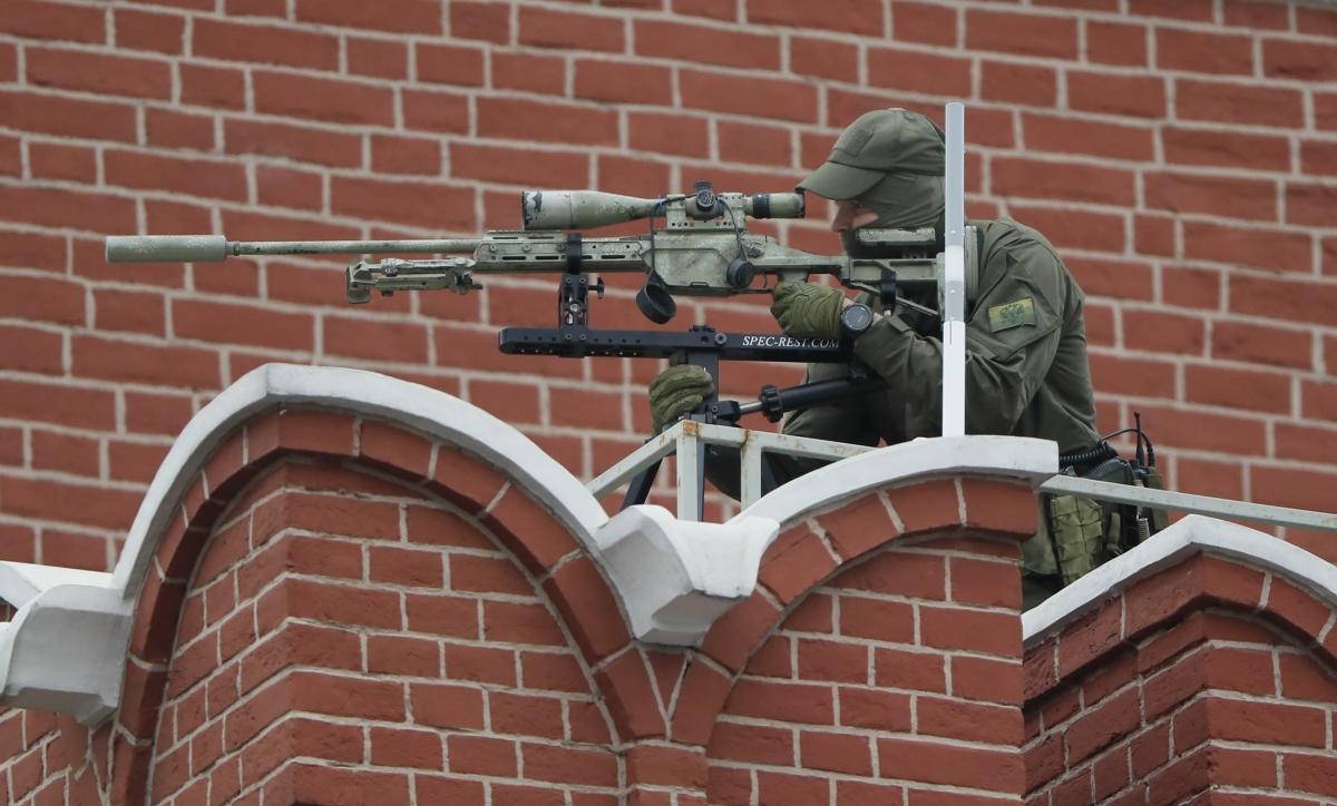 俄罗斯联邦安全局FSO的狙击手在各个制高点执行安全保障任务