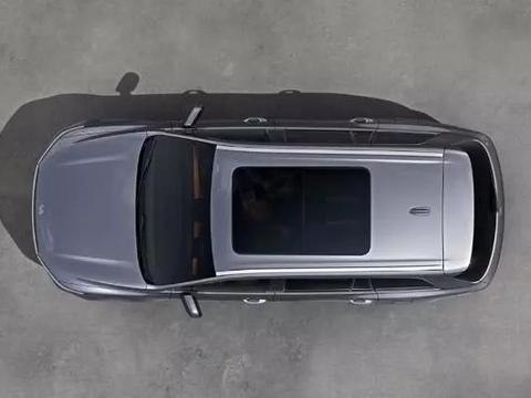 它充满电能跑两个省，车长5米+四块大液晶屏，传统车型的终结者