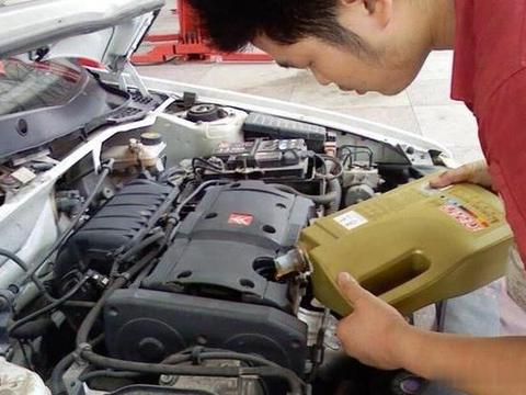 懂车的人都这样换机油，为爱车发动机做保养，维修师傅：这是行家