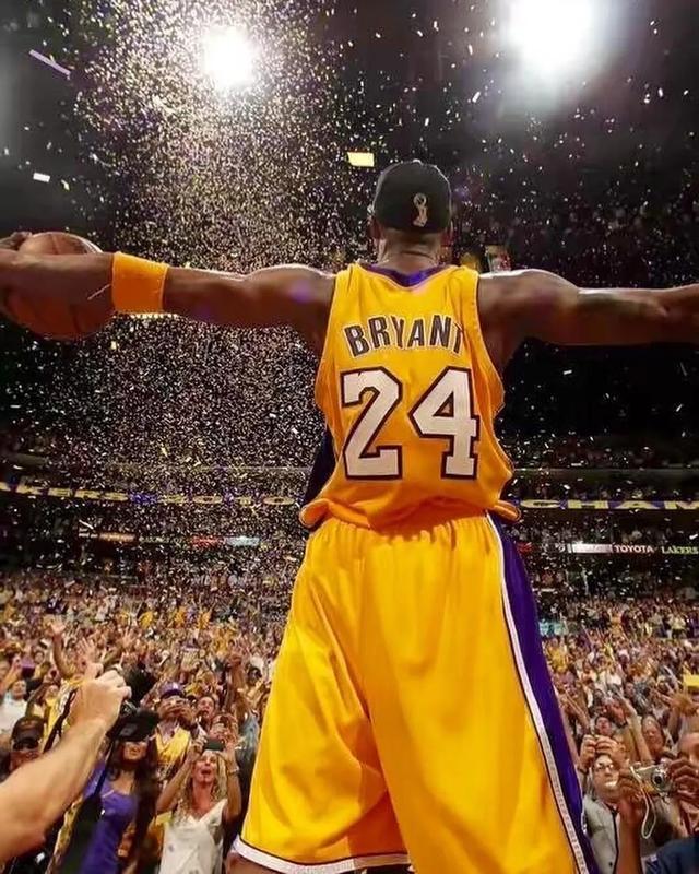 再见了科比!乔丹哭成表情包,瓦妮莎深情演讲感动球迷