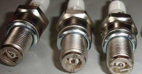 当车子出现这3种现象，赶紧检查一下火花塞，别等毁车才后悔