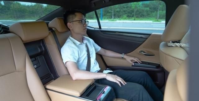 难分难解 对比亚洲龙双擎/凯美瑞双擎/ES200