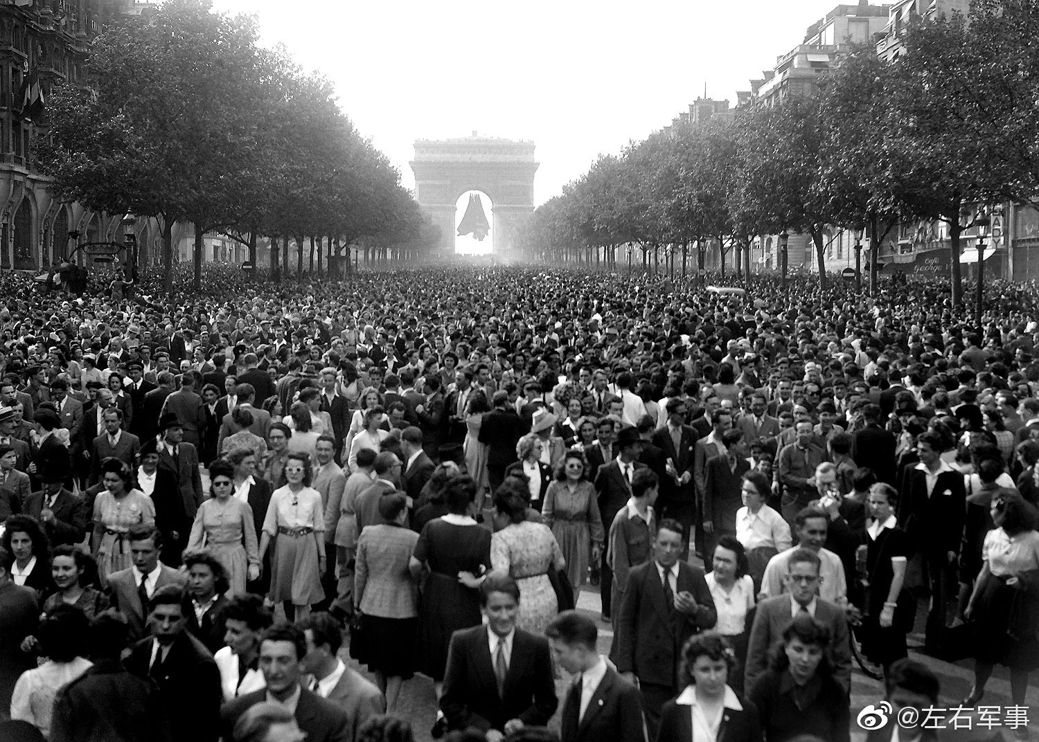 1945年5月8日,从巴黎,到伦敦,再到纽约,庆祝欧