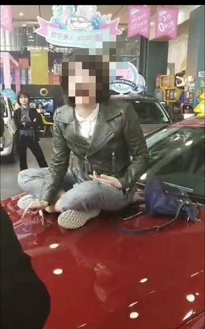 新买奔驰没出门发动机漏油 面对坑人的4S我们怎么办