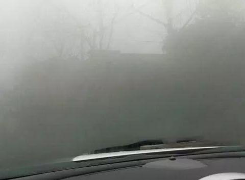 车上竟有这个功能，按一下车窗立马明亮如新！开5年车才知道