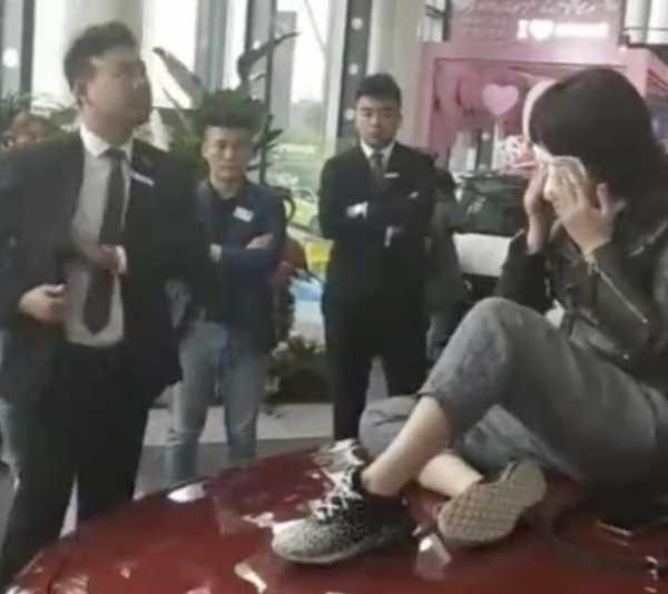 新买奔驰没出门发动机漏油 面对坑人的4S我们怎么办