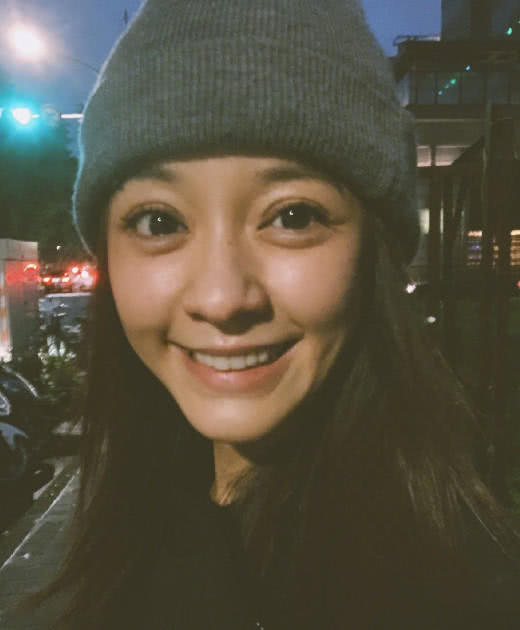 陈意涵晒素颜近照,临近预产期,挺大肚子做运动