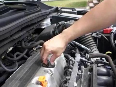 汽车保养不能只换机油！维修工：这4个地方不换汽车容易报废！